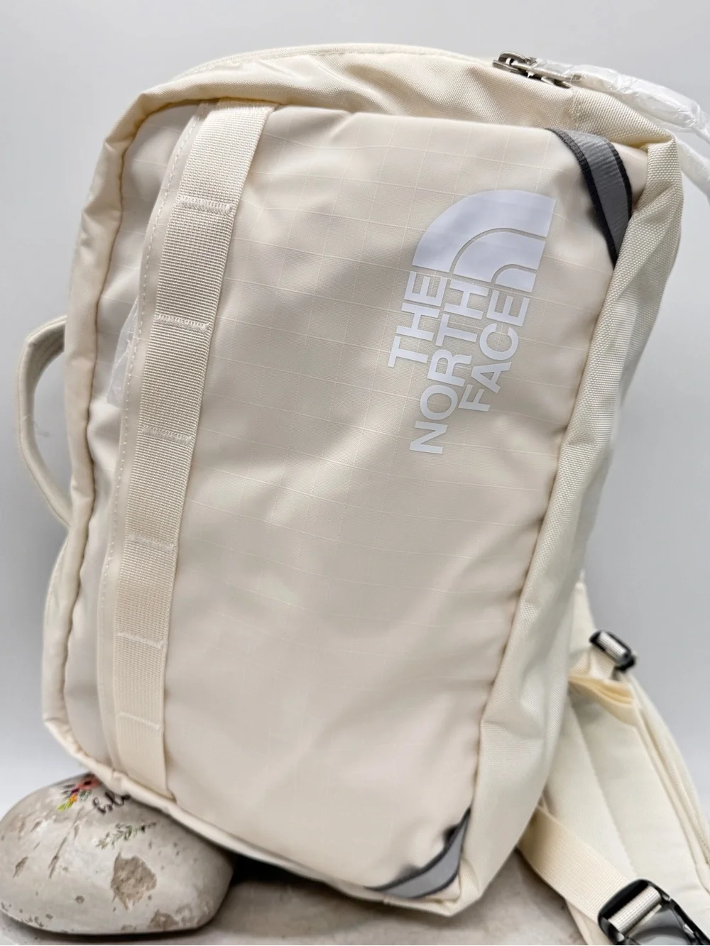 The North Face Base Camp Voyager Sling Bag 11L White Dune Cream Crossbody NWT